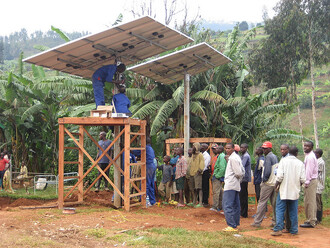 Instalace fotovoltaických panelů pro zdravotnické centrum ve Rwandě
