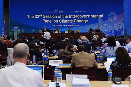 Kvůli chybám ve čtvrté zprávě IPCC požádal jeho předseda Rádžendra Pačaurí a rovněž šéf OSN Ban-Ki-Mun o prověření postupů IPCC. Na snímku ze zasedání IPCC v roce 2010 v korejském Pusanu Brit Peter Williams, jeden ze členů výboru Meziakademické rady (IAC), který prověřoval postupy a procedury IPCC, právě prezentuje hlavní závěry a dopodručení IAC.