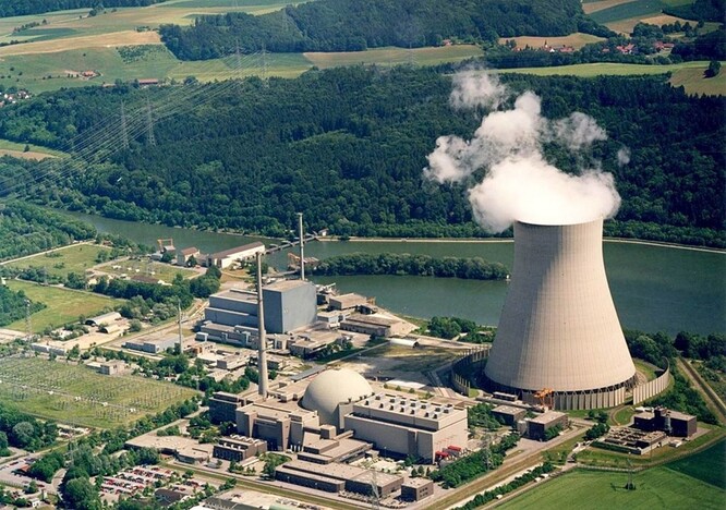 S největší pravděpodobností odstaví německá vláda s účastí Zelených i poslední tři jaderné bloky. Ani nutnost místo jejich produkce kupovat ruský plyn situaci nezmění. Na snímku bavorská elektrárna Isar.