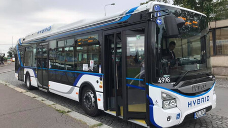 ražský dopravní podnik má od včerejška na dva měsíce zapůjčený hybridní autobus Iveco, který bude testovat v běžném provozu.