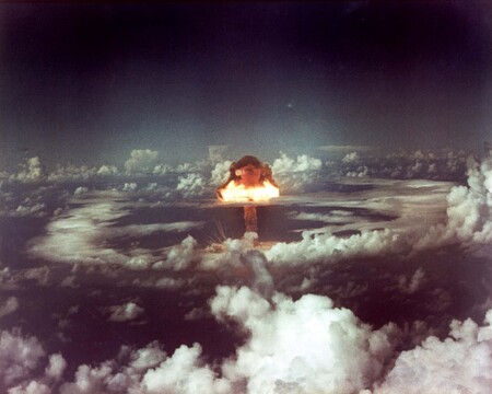Například Čína disponuje dvacítkou jaderných zbraní o síle 5 megatun, a taková by na spuštění nukleárního podzimu stačila jen jedna. Na ilustračním snímku je test americké jaderné bomby v roce 1952. Bomba měla sílu 500 kt.