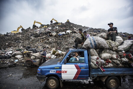 Banter Gebang  je největší skládka odpadu na světě. Je však již plná a Jakarta se snaží najít pro ni novou lokalitu. Tisíce sběračů odpadků, žijící v blízkosti skládky, shromažďují při příjezdu odpadních vozidel vše, co se dá zrecyklovat.
