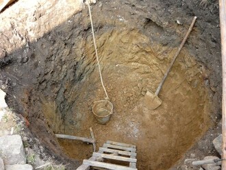 Pro umístění nádrže bylo potřeba vykopat jámu dva metry širokou a dva metry hlubokou. "Synové si mákli," směje se Růžena Šandová.