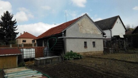 Ani kapka na zmar. Každá střecha pana Sudy je využita pro sběr dešťové vody.