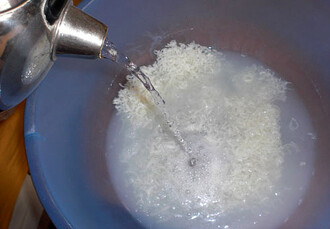 Po nastrouhání zalijte horkou vodou, mýdlo se rozpustí.