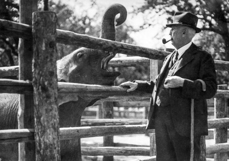 Profesor Jiří Janda se slonem Babym, který přišel do pražské zoo v červenci 1933.