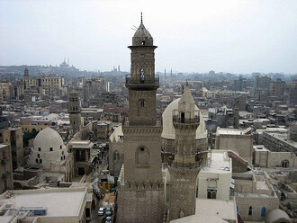 &quot;Káhira je obludně veliká a dávno do svého celku pohltila jak tradiční muslimské město, tak staré město koptské i evropské čtvrti vzniklé v 19.století, chudinskými domy jsou zcela zaplněny, hrob nehrob, i rozlehlé káhirské hřbitovy.&quot;