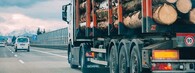 Kamion se dřevem