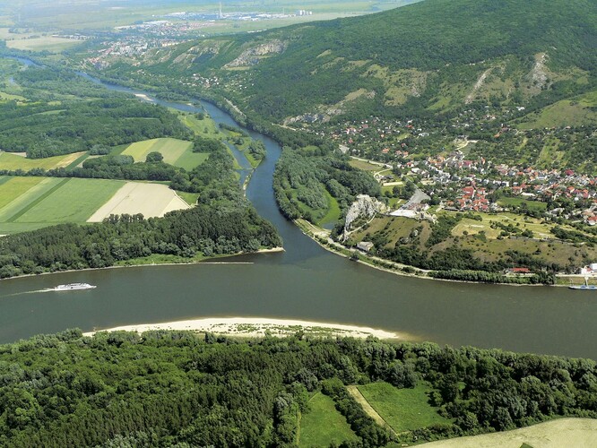 Ústí řeky Moravy do Dunaje pod zříceninou devínského hradu. Zde by vodní koridor D-O-L odbočoval v případě že bude zvolena varianta A nebo D.