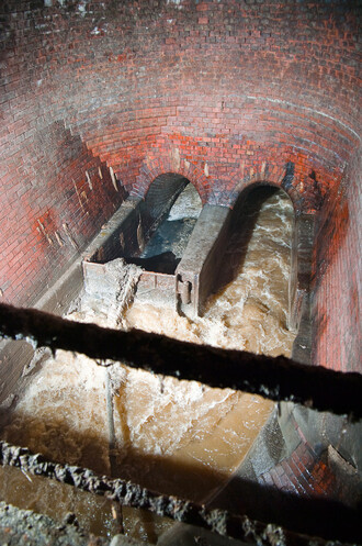 Jak znečištěné odpadní vody je možné vypouštět do kanalizace určuje tzv. kanalizační řád. Na snímku pražská kanalizace