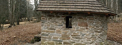 Hornická „Kaple Panny Marie Pomocné“ poblíž již zaniklé osady „Přední Paště“ na Šumavě. Foto: Mojmir Churavy Wikimeda Commons