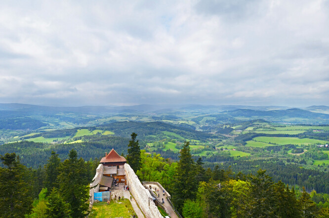 Pohled na Šumavu z hradu Kašperské Hory