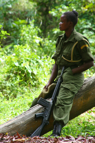 Je to válka rangerů proti pytlákům. Na ilustračním snímku strážkyně keňského parku.
