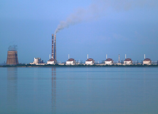 Největší evropská jaderná elektrárna Záporoží využívá pro chlazení vodu z přehrady.