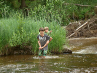 děti u potoka