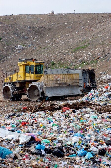 Podle NKÚ bylo v roce 2011 na kontrolovaných skládkách osvobozeno od poplatků 98,5 % nebezpečného odpadu