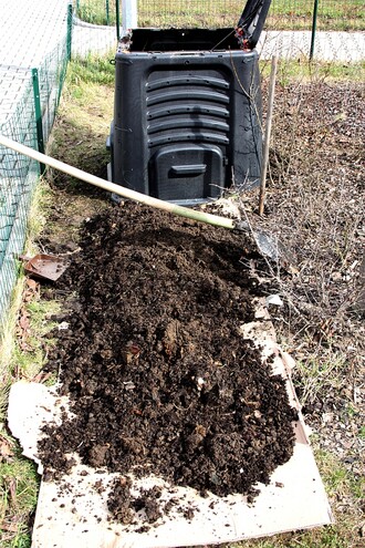 Ke kompostéru si pořiďte úzkou lopatu s pořádnou rukojetí. A hodí se i klacek na občasné promíchání.