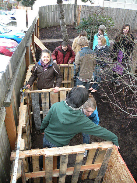 Studenti oregonské univerzity budují komunitní kompostér. Kompostování je trendy i v USA