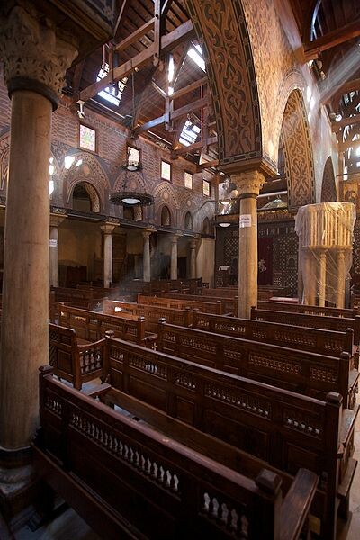 &quot;Staré koptské město v Káhiře je neobyčejně koloritní. V koptské tradici jako by byl zakonzervován pozdní Řím, bohoslužba je v podstatě obrazem té pozdně antické – někteří koptští kněží, zatloustlí a nechající si líbat ruku od svých oveček, působí jako živé antiklerikální karikatury.&quot; Na snímku je vnitřek tzv. Visícího kostela (El Muallaqa), zřejmě nejznámějšího koptského kostela v Káhiře.