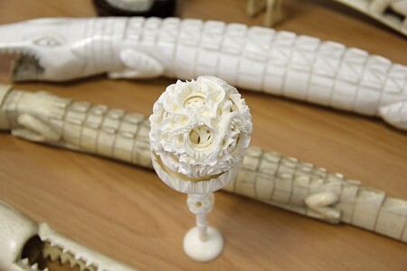 Některé zabavené výrobky ze slonoviny jsou bezesporu řemeslně skvěle zpracované. Na snímku je z jednoho kusu slonoviny vyřezaná koule s dalšími osmi koulemi vyřezanými uvnitř.