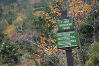 Označení první zóny Krkonošského národního parku
