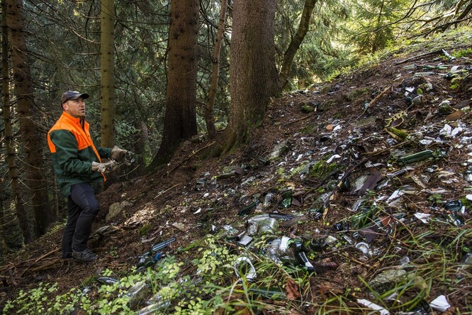 Kromě běžných odpadků, jako jsou plechové či plastové obaly od nápojů, uklidili i některé starší skládky v blízkosti horských bud.
