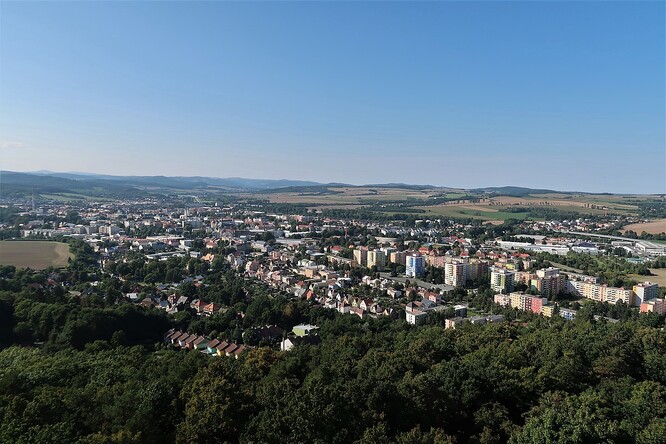 Pohled na město Krnov z rozhledny Cvilín.