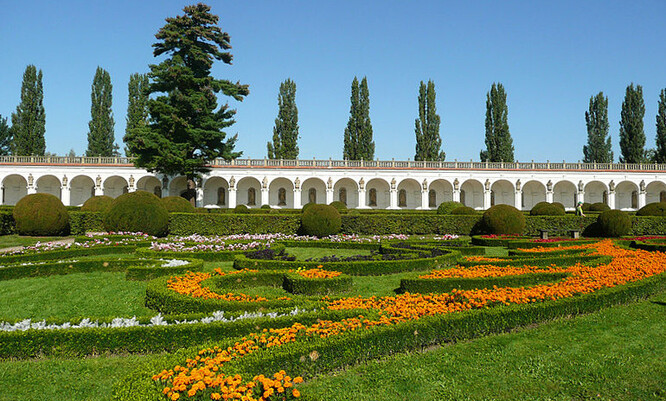 Lidé mohou zavítat například do Květné zahrady v Kroměříži, komentovaná prohlídka se uskuteční ve valtickém a lednickém zámeckém parku.