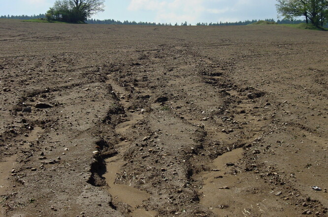 Eroze půdy z pole.