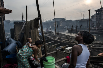 Makoko je oblast v Lagosu, ve které žije přibližně 85 000 obyvatel. Osada je v podstatě postavena v zálivu. Všechny domy stojí na pilotách a přístup k nim je možný pouze z lodí, které proplouvají úzkými kanály. Odpad často bývá skladován pod domy jako náhrada pevné půdy.