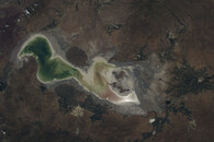 Vysychající slané Urmijské jezero na severu Íránu