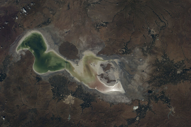 Jezero nemá odtok a jeho původní velikost se udržovala vyváženým poměrem mezi přitékající vodou a jejím vypařováním a využíváním lidmi.