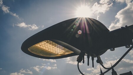 V Karlíně v červnu odstartoval pilotní projekt Chytré osvětlení plus. / Na snímku chytrá lampa