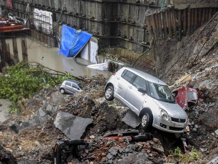 Poškozené vozy mezi úlomky po sesuvu půdy v Bombaji. Indie byla v posledních letech zasažena obzvláště smrtícími sesuvmi půd.