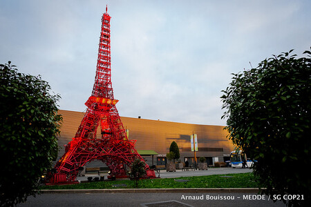 Výstaviště v Le Bourget na předměstí Paříže má i vlastní Eiffelovu věž - vytvořenou z červených židlí