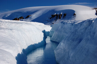Na kanadském ostrově Nunavut vědci objevili i tento nový ledovcový kanál.