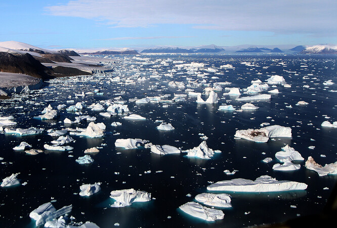 Jedním z důvodů, proč atlantický systém proudění zpomaluje, je tání ledu v Grónsku, kde se do oceánu dostává obrovské množství chladné sladké vody, která ovlivňuje proces zanořování proudu ke dnu.
