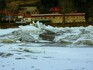 Ledové kry u Berounky pod Karlštejnem. Právě Berounka je známá jako řeka, kde se občas vytvářejí nebezpečné ledové zácpy.