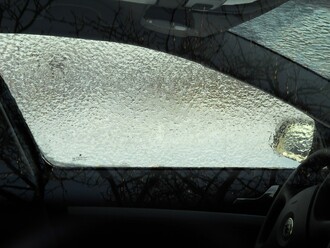 Ledovka na autě. Mrznoucí déšť zahalil automobil souvislou a nedobytnou vrstvou ledu.