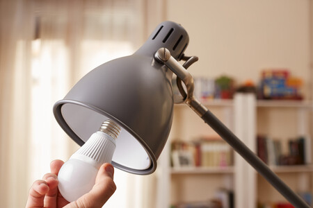 LED žárovky s tvarem „hřibu“ se naopak hodí do svítidel, která svítí především jedním směrem. Třeba do stolní lampičky