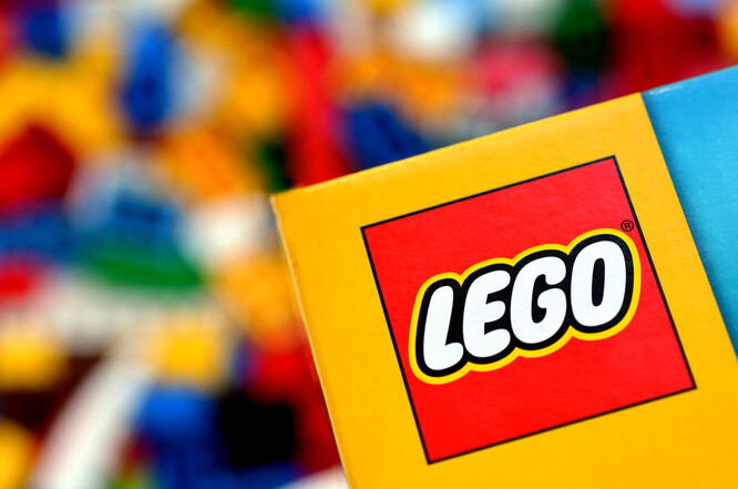 Z jedné litrové lahve bude podle firmy možné vyrobit zhruba deset standardních kostek Lego, napsala agentura Reuters.