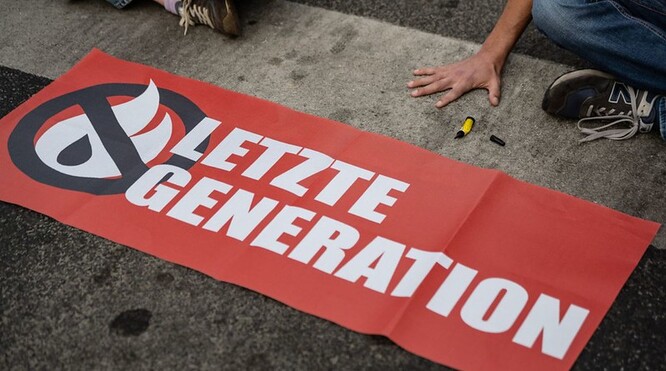 Sympatizanti Letzte Generation v posledních měsících zintenzivnili protesty, kterými chtějí veřejnost a vládu přinutit k ráznější ochraně klimatu. Při protestech se mimo jiné lepí k silnicím, ranvejím či uměleckým dílům.