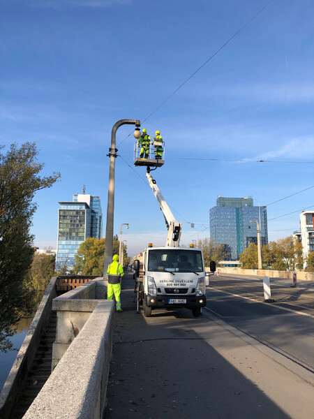 V rámci obnovy veřejného osvětlení byla v posledním říjnovém víkendu uskutečněna výměna zastaralých svítidel na Libeňském mostě. Nahradila je nová moderní a dálkově řízená LED svítidla.