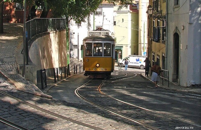 Mnoho evropských měst postavilo v první polovině minulého století rozsáhlé tramvajové tratě. Na západě byly ale mnohé z nich později zrušeny ve prospěch automobilové přepravy. Lisabon se ale k tomuto trendu nepřidal kvůli charakteru svého území. Byly tu sice snahy nahradit tramvaje autobusy, ale ty se nehodily pro cesty po kopcovitém městě a v jeho úzkých ulicích.