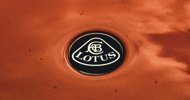 Šéf automobilky Matt Windle uvedl, že Lotus hodlá do roku 2028, kdy oslaví 80. výročí svého vzniku, dosáhnout úplné elektrifikace svého sortimentu.