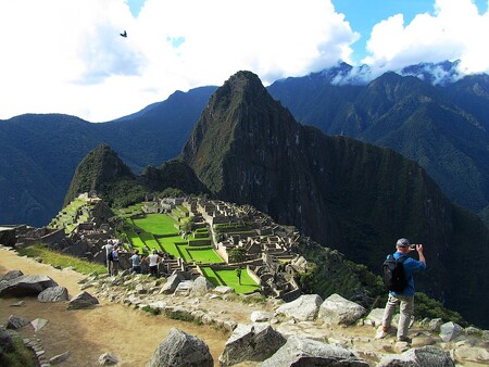 Velmi odlišný přístup k přílivu turistů na Machu Picchu přijala peruánská vláda. Toto pradávné incké sídlo je klíčovým bodem místní ekonomiky, a vláda nedávno schválila výstavbu nového letiště v oblasti Cuska. Doufá, že tím zdvojnásobí počet turistů na místě, které už teď navštíví ročně více než milion turistů. / Na ilustračním snímku Machu Picchu