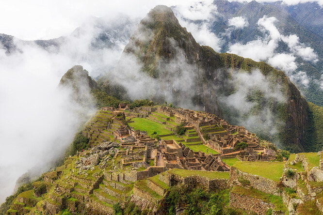 Machu Picchu je zapsáno na seznamu světového dědictví UNESCO. Město, vystavěné z přesně opracovaných kvádrů bez pojiva, nechal postavit v polovině 15. století panovník Pachacútec Yupanqui.
