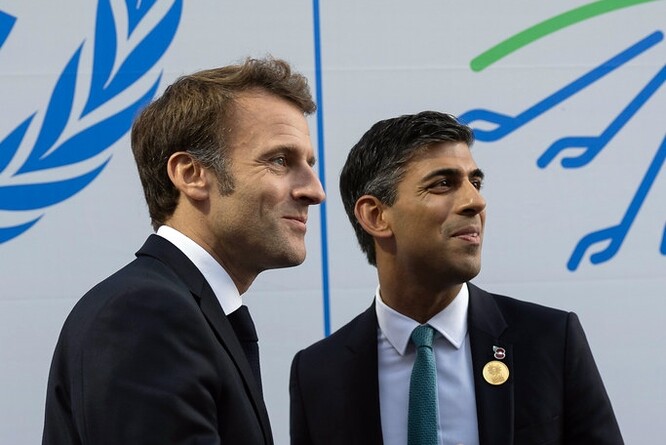 britský premiér Rishi Sunak a francouzský president Emmanuel Macron na klimatické konferenci COP27
