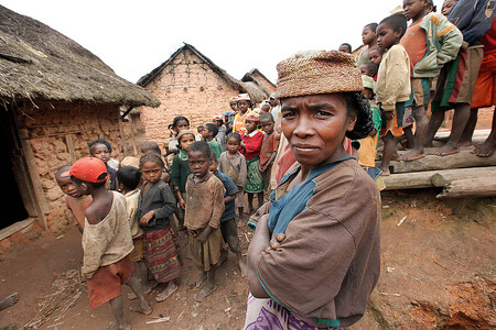 Z jistého hlediska na Madagaskaru nebylo nikdy tak dobře jako dnes: skoro všechny děti, hlavní životní radost a pýcha Malgašů, zdárně dorostou, všichni mají co jíst, byť někteří jen tak tak. Že je tu z našeho hlediska bída, zmatek a korupce, je jistě pravda, ale nebylo tomu tak odevždy? Na ilustračním snímku odlehlá venkovská oblast Madagaskaru