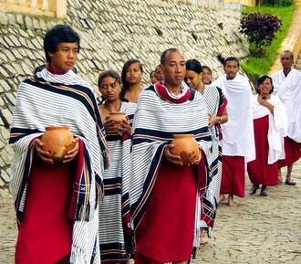 Nejpočetnější, nejagilnější a nejvíce asijsky působící je kmen Merina (žijící v území jménem Imerina). Od druhé poloviny 18. století projevoval snahu Madagaskar vojensky sjednotit, což se nakonec ve druhém desetiletí 19. věku podařilo. Na snímku lidé Merina při ceremonii v paláci Ambohimanga